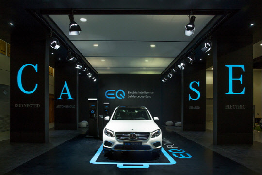 메르세데스-벤츠코리아 국제전기자동차엑스포 부스에 전시된 중형 스포츠유틸리티차(SUV) 더 뉴 GLC 350e 4매틱. <메르세데스-벤츠코리아 제공>